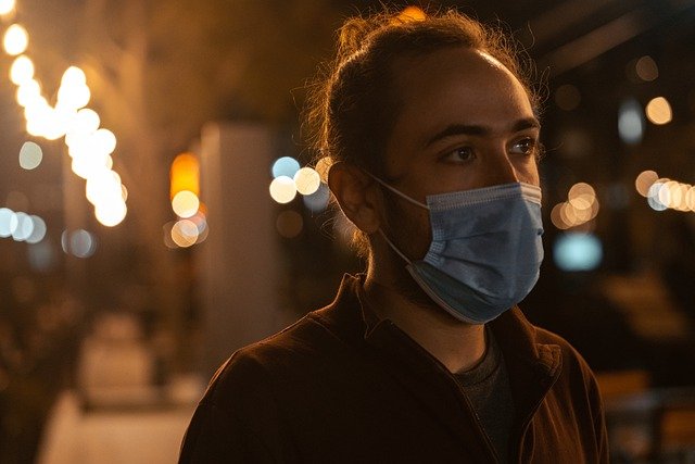 Imagem de homem usando máscara durante pandemia da Covid-19