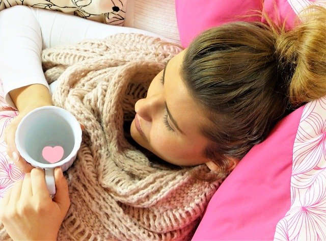 Imagem de mulher gripada tomando chá